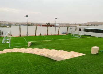 استراحة بمسطحات خضراء وملاعب
