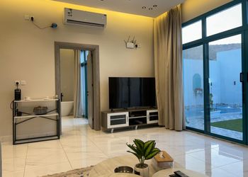 شاليه بتصميم انيق ومسبح خارجي