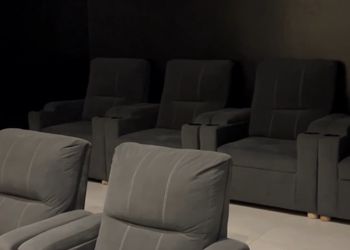 شاليه بصالةتطل على مسبح خارجي