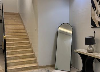 استديو بأثاث مريح وبسيط 