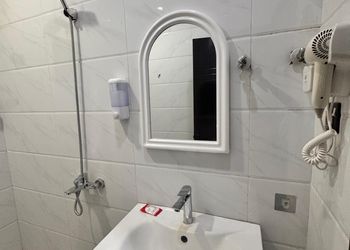 غرفة بسرير ماستر