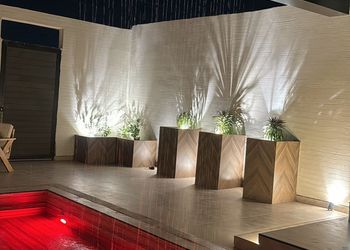 شاليه بمجلس مطل على مسبح 