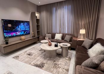 شقة بصالة أنيقة وتصميم مودرن 