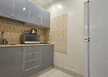 شقة بصالة جلوس وغرفة نوم 