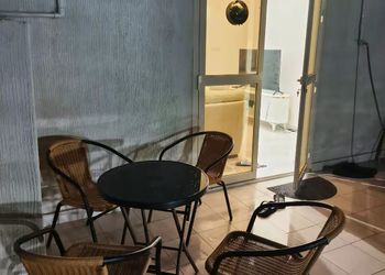 شقة بصالة مريحة وثلاث غرف نوم 