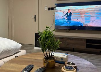 استديو بأثاث مريح وبسيط 