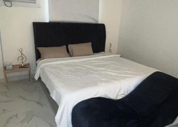 استديو بسرير ماستر وأثاث مريح 