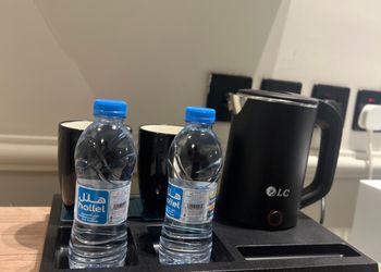 استديو بأثاث مريح وبسيط 