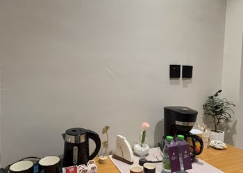 استديو بأثاث مريح وبسيط 