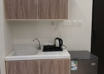 استديو بأثاث مريح وبسيط 