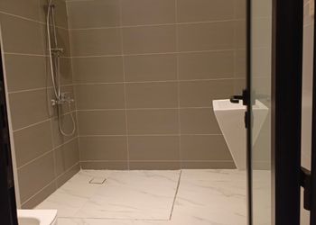 استراحة بمسبح خارجي ومسطح اخضر
