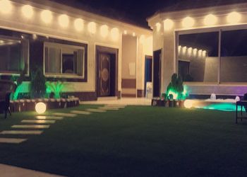 شاليه بألعاب أطفال ومسطح اخضر