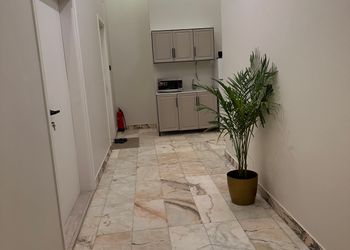 استديو بسرير ماستر وجلسة مريحة 