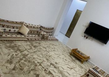 شقة بصالة ومجلس وغرفتين نوم