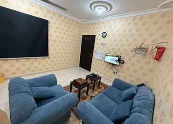 شقة بثلاث اسرة وجلسة جانبية 