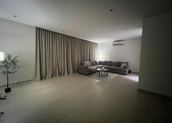 شقة بغرفة معيشة وغرفتين نوم 