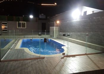 شاليه بجلسة خارجية ومسبح 