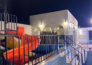 شاليه بمسبح وألعاب مائية