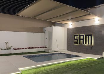 شاليه بمسطح اخضر ومسبح 