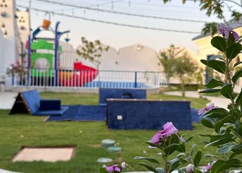 شاليه انيق ومسطح اخضر واسع