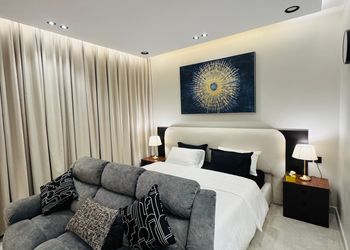 استديو بأثاث مريح وبسيط 