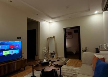 شقة بدخول ذاتي وصالة أنيقة 