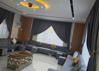 شاليه بجلسة مطلة على مسبح 
