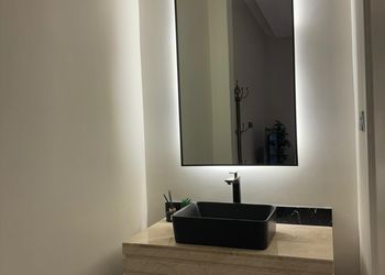 استديو بسرير مريح وتصميم هادئ 