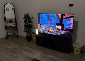 استديو بأثاث مريح وبسيط 