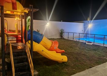 شاليه بمسطح اخضر ومسبح 
