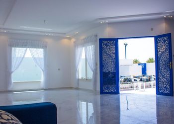 استراحة بمسطح اخضر وجلسة خارجية