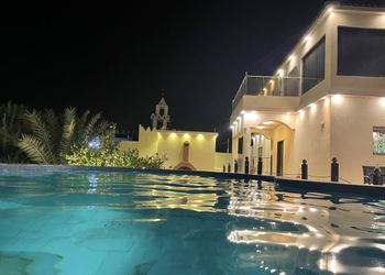 مزرعة بمسبح مطل على الحديقة