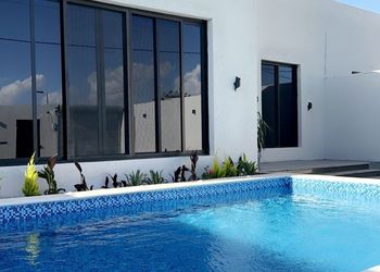 شاليه بمسبح ومسطح اخضر