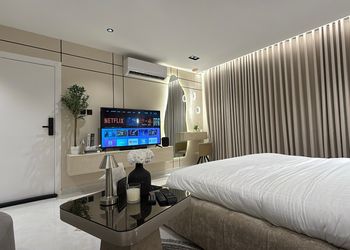استديو بسرير ماستر وجلسة جانبية