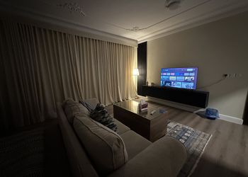 استديو بأثاث مريح وبسيط 