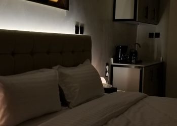 استديو بسرير ماستر وجلسة جانبية