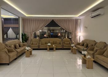 شاليه بمسطح اخضر وجلسة خارجية 