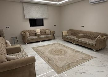 شقة بصالة مريحة وغرفتين نوم 