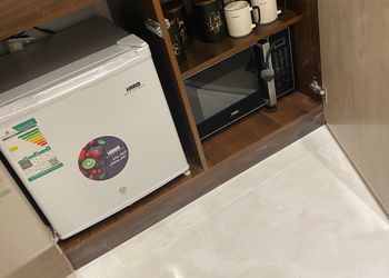 استديو بأثاث مريح وبسيط