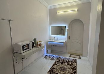 استديو بأثاث مريح وبسيط