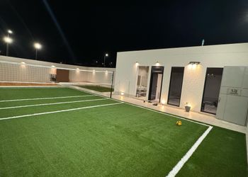 شاليه بملعب كرة طائرة