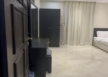 شقة بغرفة جلوس وغرفتين نوم 