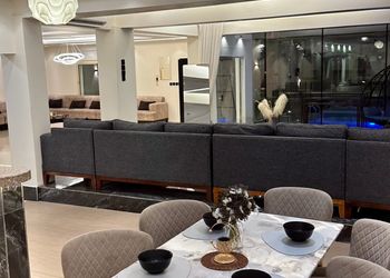 شاليه بجلسة تطل على مسبح خارجي 