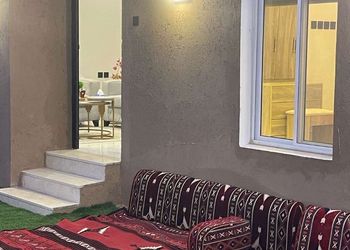 استراحة بمجلس واسع وفناء خارجي