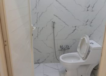 شاليه بجلسة خارجية وألعاب أطفال