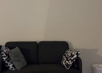 استديو باثاث مريح وبسيط 