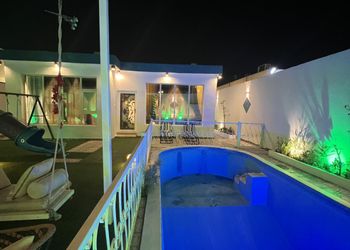 شاليه بصالة مطلة على المسبح