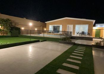 شاليه بجلسة خارجية ومسبح 
