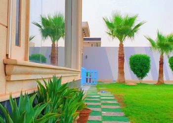 شاليه بصالة مطلة على المسبح