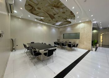 شاليه بجلسة تطل على مسبح داخلي 